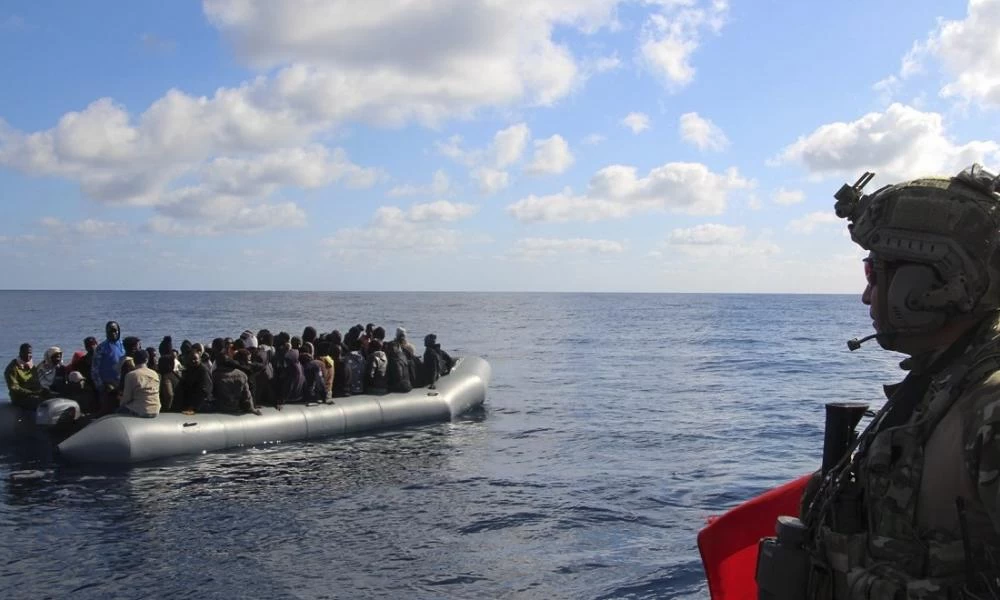 Συνωστισμός στα τουρκικά παράλια: Λεωφορεία μεταφέρουν μαζικά μετανάστες